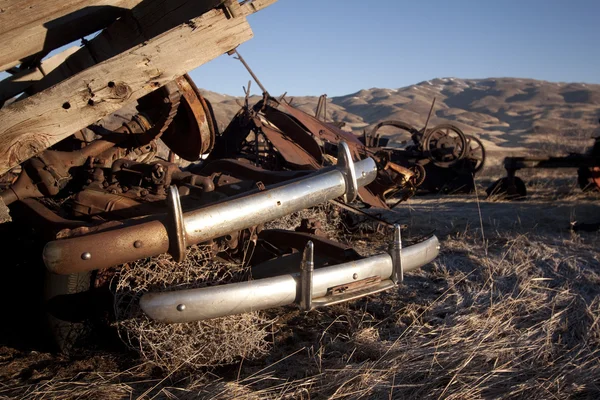 Rusty junk bumpers sucata sucata salvamento enferrujado abandonado — Fotografia de Stock