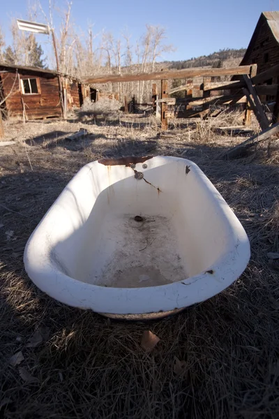 Bañera antigua en un campo abandonado país vintage — Foto de Stock