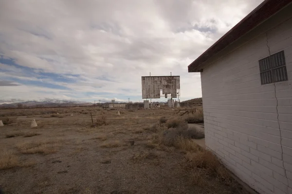 Antiguo cine autocine abandonado en un desierto nublado — Foto de Stock