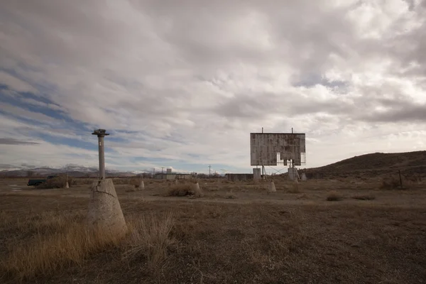 Stare opuszczone kino drive-in na pustyni pochmurny dzień — Zdjęcie stockowe