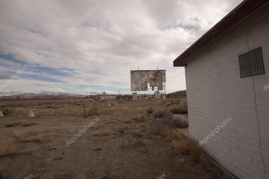 Old Abandoned Drive-in Movie Theater On A Cloudy Day Desert — Stock 