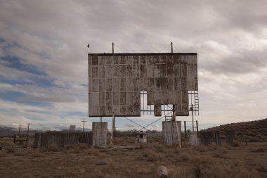 drive-in sinema salonunda bir bulutlu gün çöle terk edilmiş