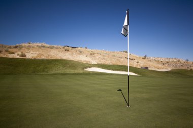 manzara Golf yeşil koyarak Golf Sahası bayrağı çimen