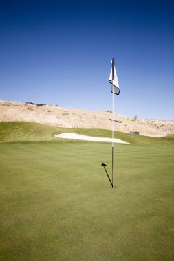 manzara Golf yeşil koyarak Golf Sahası bayrağı çimen