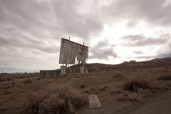 Старый заброшенный кинотеатр в облачную пустыню — стоковое фото