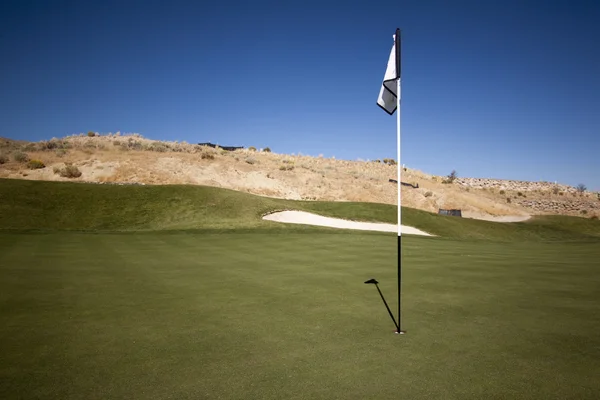 Flaga pole golfowe putting green grass krajobraz golfa — Zdjęcie stockowe