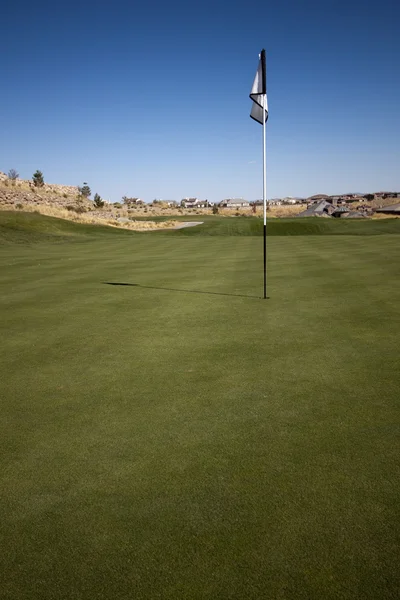 Прапор поля для гольфу на посадці зеленої трави ландшафтний гольф — стокове фото