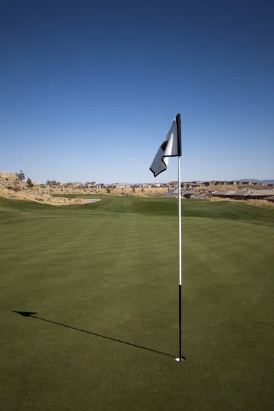 Прапор поля для гольфу на посадці зеленої трави ландшафтний гольф — стокове фото