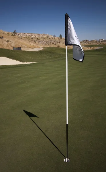 Manzara Golf yeşil koyarak Golf Sahası bayrağı çimen — Stok fotoğraf
