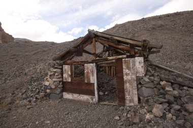 bir kabin çölün ortasında terk edilmiş. doğal ev seyahat shack yalnızlık