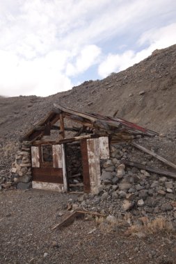 bir kabin çölün ortasında terk edilmiş. doğal ev seyahat shack yalnızlık