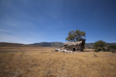 Bir eski terk edilmiş ahır