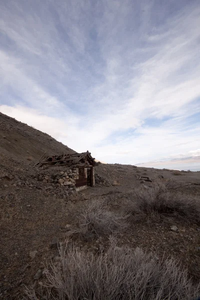 老人被遗弃在沙漠中的小木屋。风景秀丽的房子旅行的小屋孤独 — 图库照片