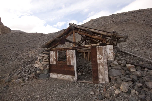 Eine alte verlassene Hütte in der Wüste. landschaftlich reizvolle Hütte Reise Einsamkeit — Stockfoto