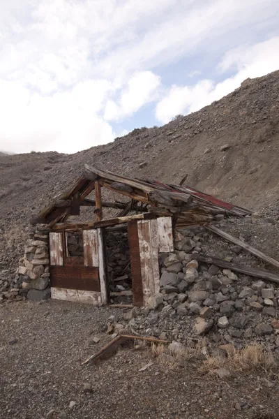 Sebuah kabin tua ditinggalkan di padang pasir. pemandangan rumah perjalanan kesendirian gubuk — Stok Foto