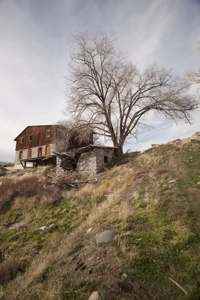 Abandonado cabana casa casa madeira estrutura grunge resistiu — Fotografia de Stock