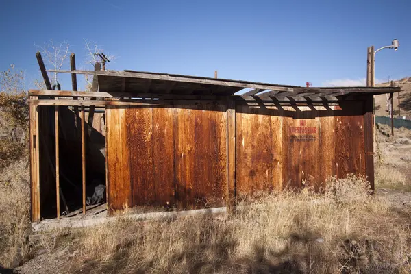 被遗弃的小屋小木屋房子首页木结构 grunge 风化 — 图库照片