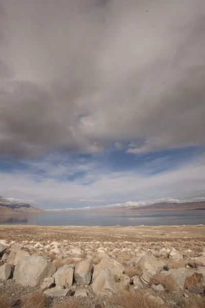 Woestijn lake - water kleurrijk landschap aard wildernis uitzichtpunt berg — Stockfoto