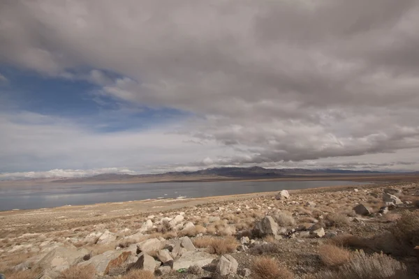 Woestijn lake - water kleurrijk landschap aard wildernis uitzichtpunt berg — Stockfoto