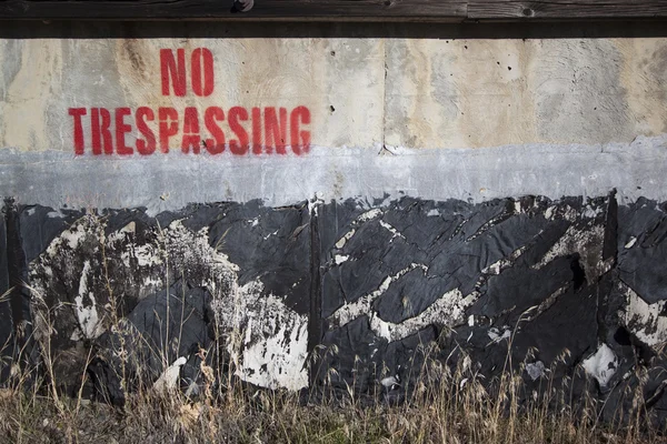 No trespassing on a cement wall — Stock Photo, Image