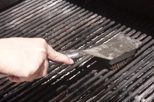 Cleaning a bbq grill — Stock Photo, Image