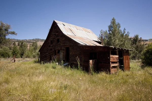 Uma velha cabana abandonada ou um celeiro — Fotografia de Stock