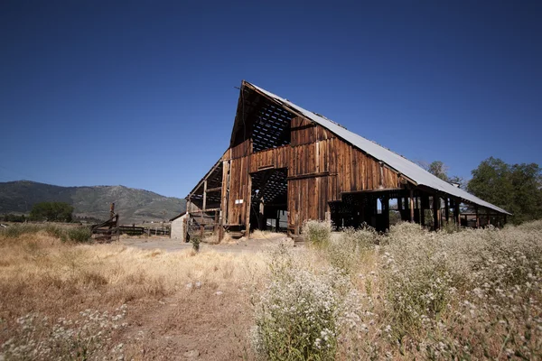 老废弃的木屋或谷仓 — 图库照片