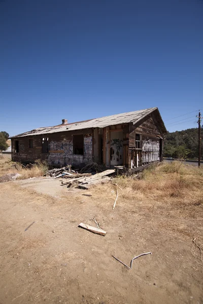 Terk edilmiş eski bir kulübe ya da ambar — Stok fotoğraf