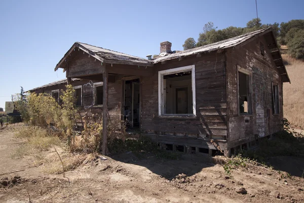 En gammal övergiven shack eller lada — Stockfoto