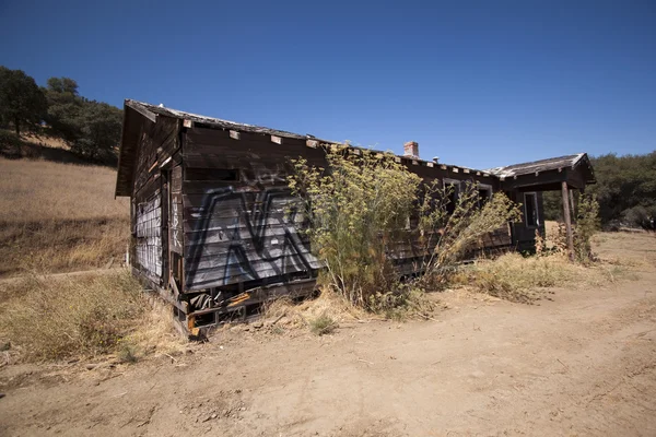 Une vieille cabane ou grange abandonnée — Photo