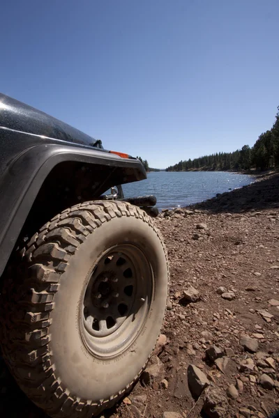 4x4 avventura fuori strada in riva al lago nelle sierras — Foto Stock
