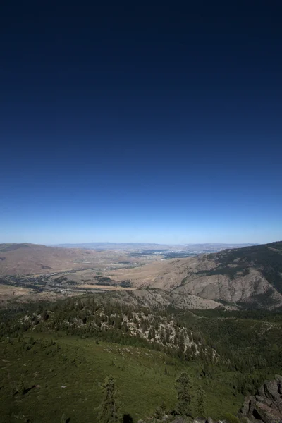 Hochaufnahme einer Bergkette mit blauem Himmel — Stockfoto