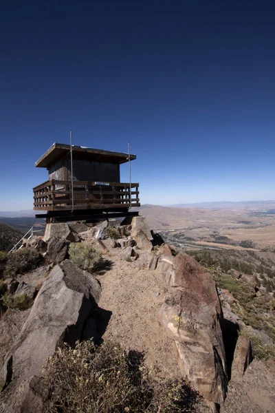 Uitkijktoren in een bergketen — Stockfoto