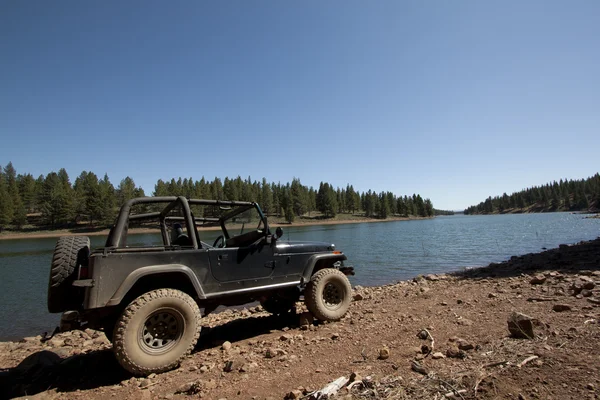 Geländewagenabenteuer an einem See in der Sierra Stockbild