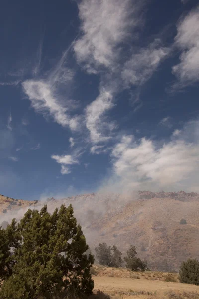 Roken woestijn heuvel van een brand — Stockfoto