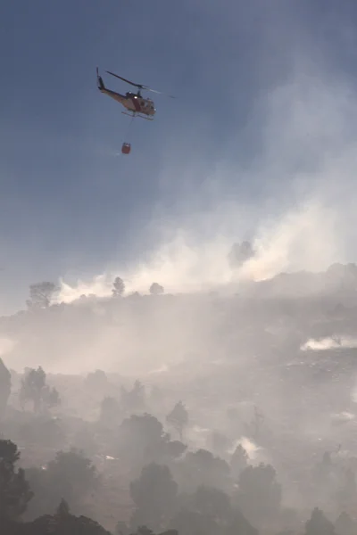 Helicopter putting out a fire — Stock Photo, Image