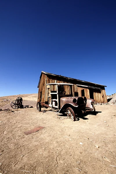 Camión viejo frente a una cabina abandonada — Foto de Stock