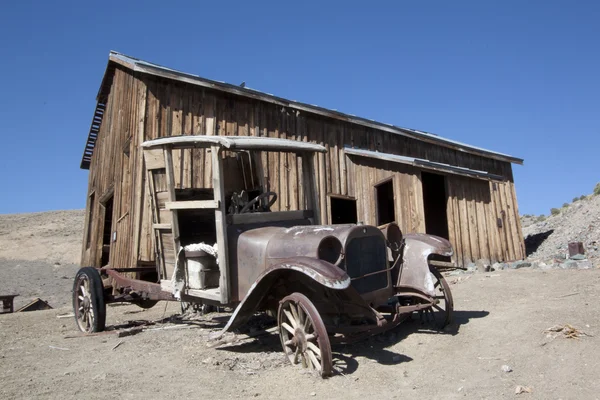Camião velho em frente a uma cabana abandonada — Fotografia de Stock