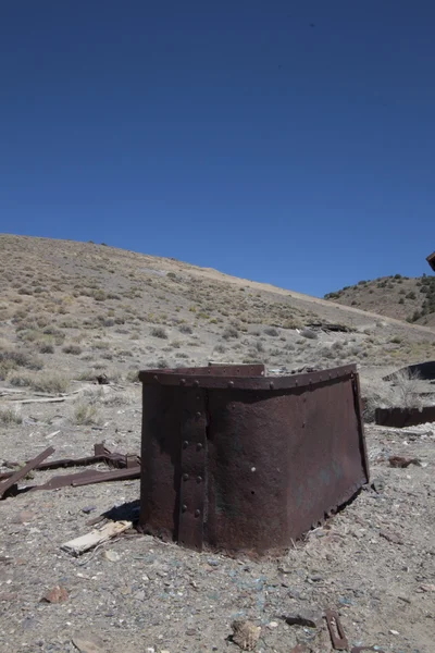 Ορυχείο καλάθι στη μέση της ερήμου — Φωτογραφία Αρχείου