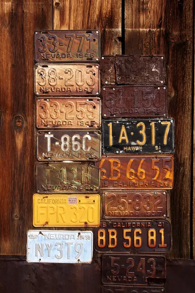 Oldtimer-Kennzeichen mit Holz-Hintergrund lizenzfreie Stockfotos