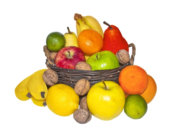 Reife Früchte in einem Korb auf weißem Hintergrund — Stockfoto