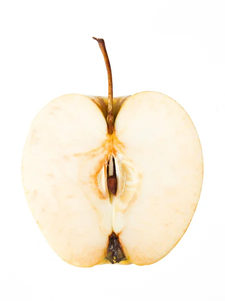 La mitad de una manzana amarilla sobre un fondo blanco —  Fotos de Stock