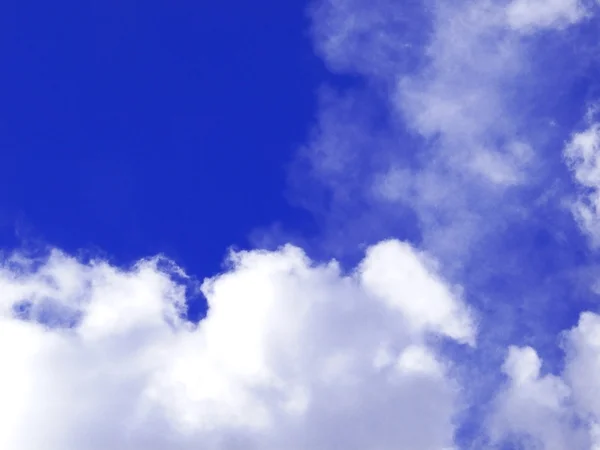 Nuvens cúmulos brancos contra o céu azul — Fotografia de Stock