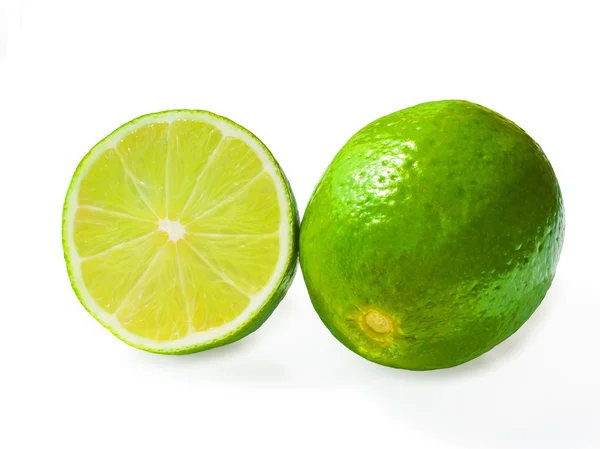 Corte e um limão sobre um fundo branco — Fotografia de Stock