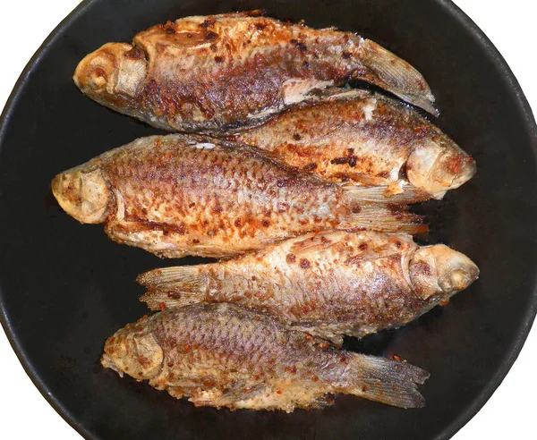 कार्प मासे एका पॅनमध्ये तळलेले आहेत — स्टॉक फोटो, इमेज