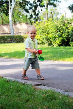 küçük bir çocuk parkta yürüyor