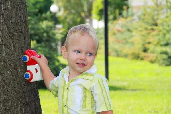 En liten pojke går i parken — Stockfoto