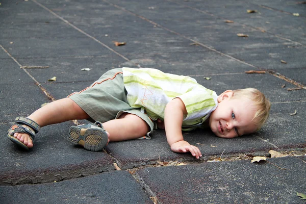 Малюк випав на прогулянку — стокове фото