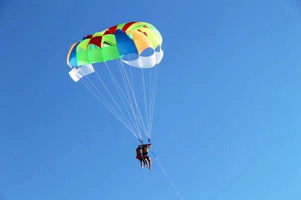 Flying the parachute on the beach — Stock Photo, Image