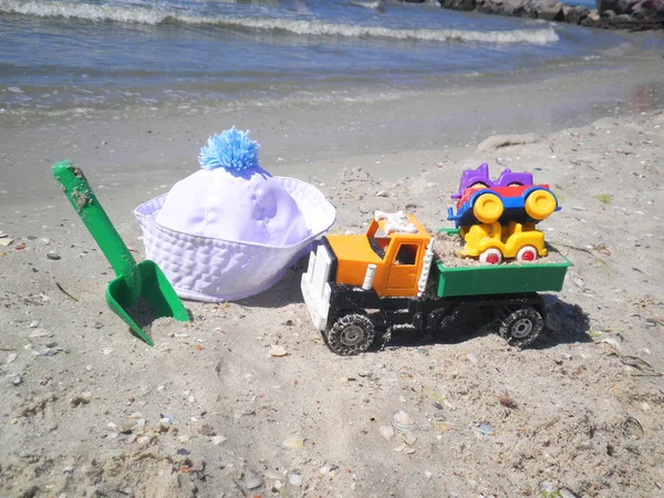 Children's toys and hat on beach — Stock Photo, Image